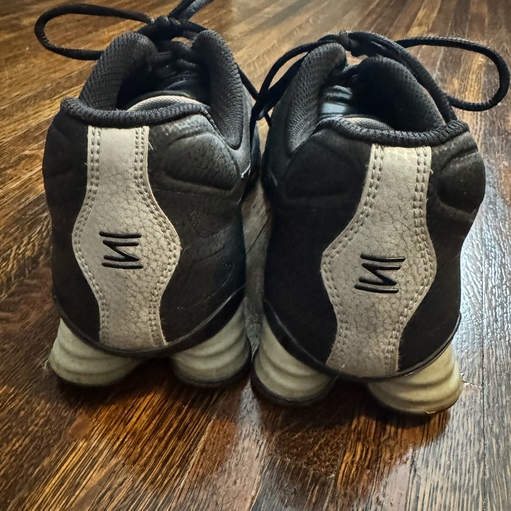 Nike Shox Men's Black Athletic Shoes - Picture 2 of 6